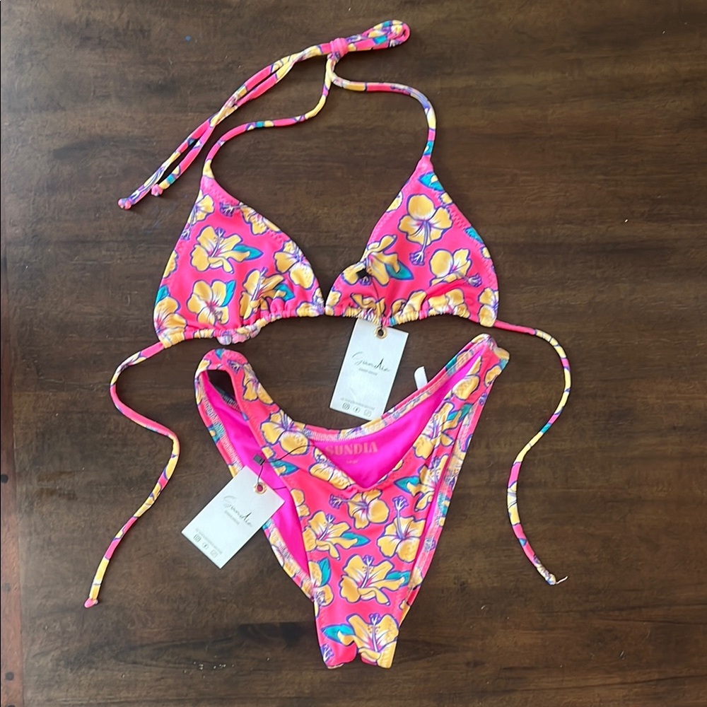 Super cute Sundia bikini, perfect for summer and tropical vacation! 🌺